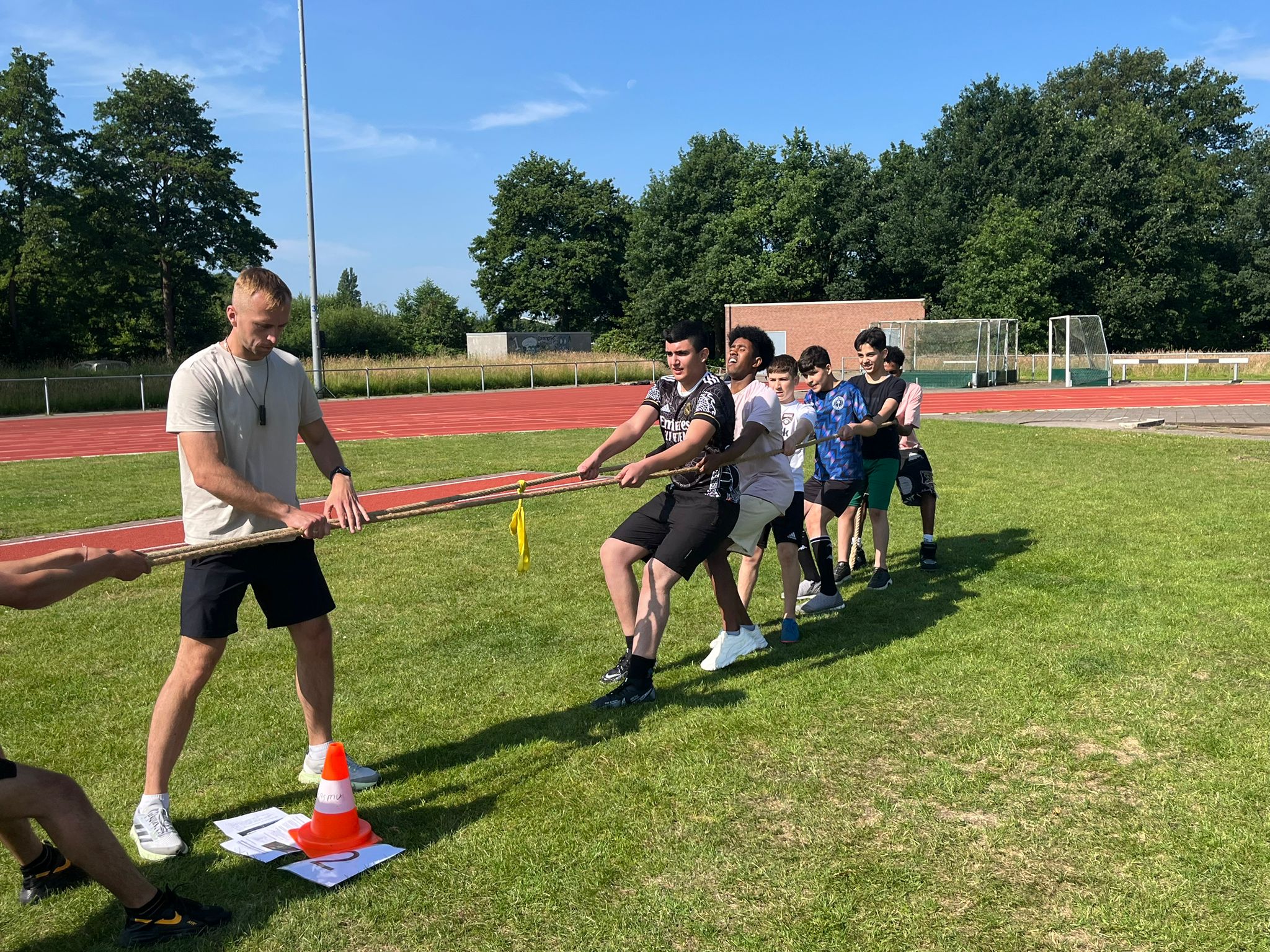 Stanislav geeft les aan ISK-leerlingen