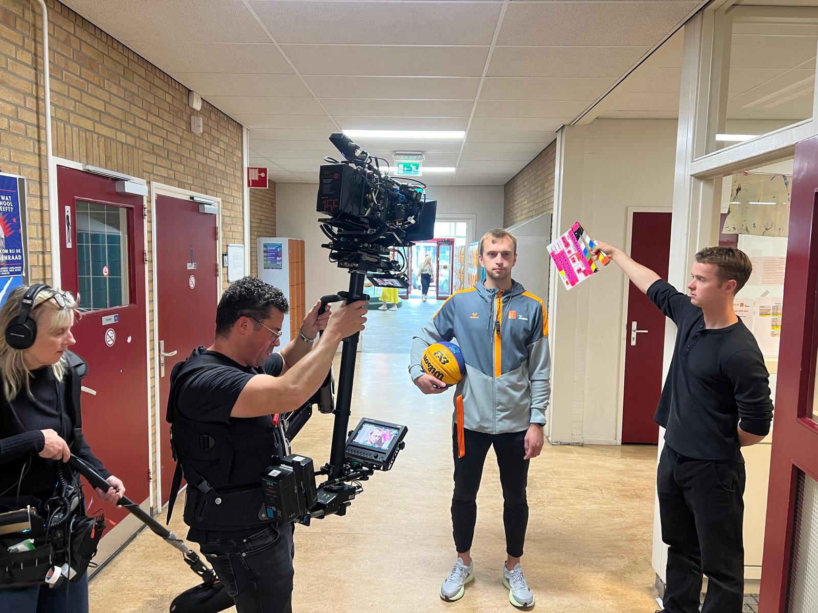 Stanislav wordt gefilmd op school