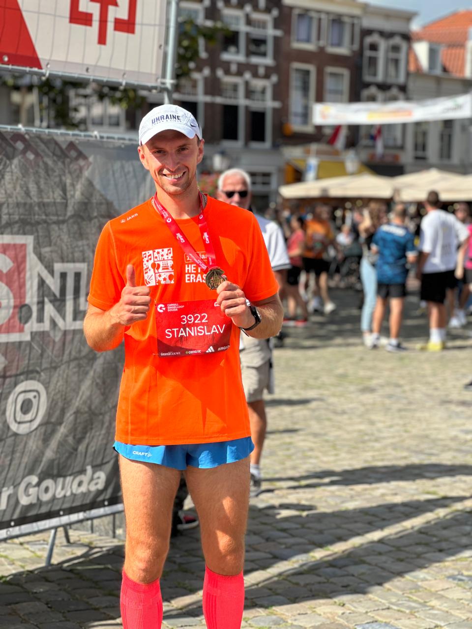 Stanislav Suddia bij de finish met medaille