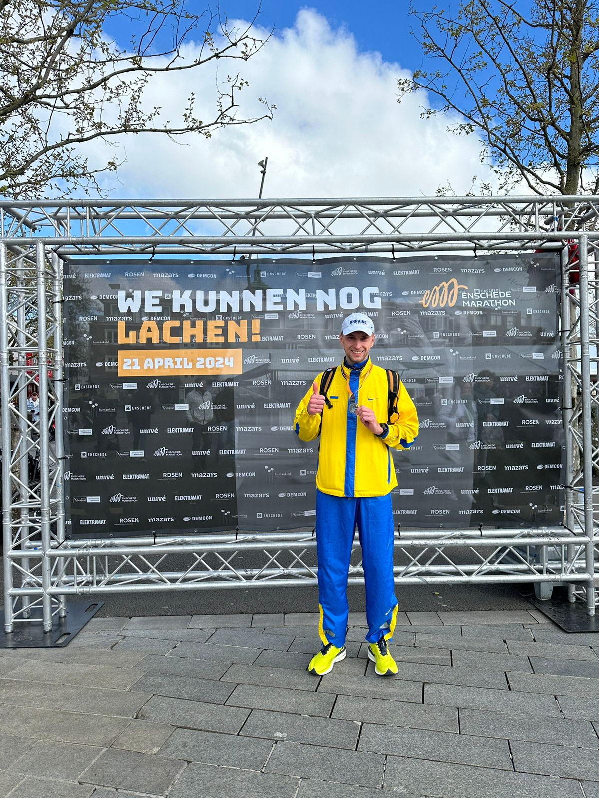 Stanislav in Oekra&iuml;ens sportoutfit bij de Enschede Marathon