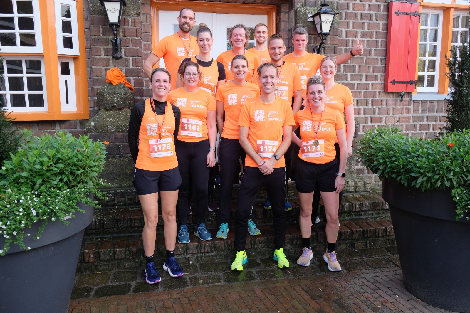 Hardloopteam in oranje shirts